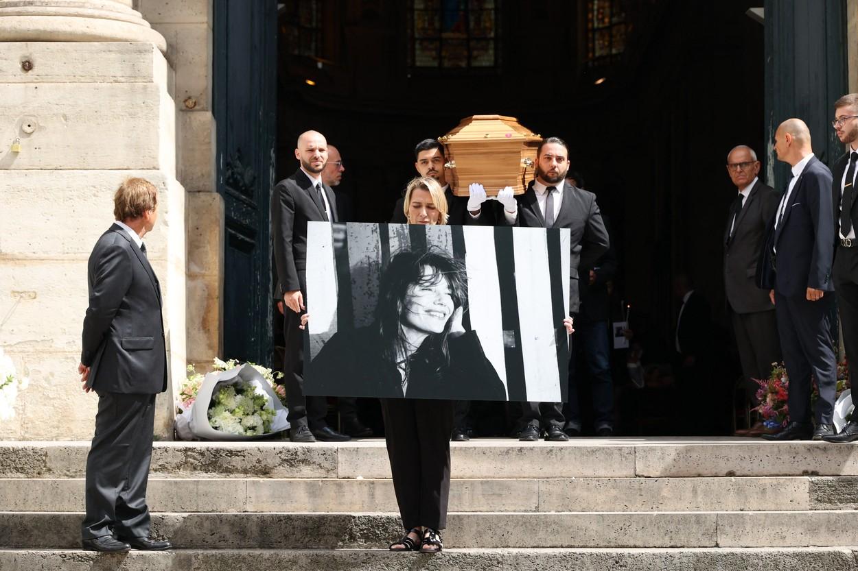 Legendara Jane Birkin, înmormântată la Paris. La funeralii au participat sute de fani, dar şi personalităţi precum Brigitte Macron sau Vanessa Paradis