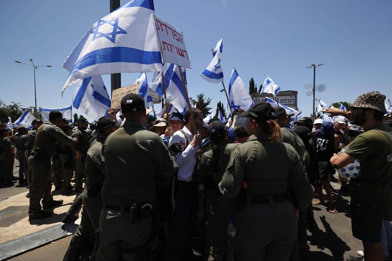 Parlamentul din Israel a adoptat legea controversată care limitează puterea Curţii Supreme. Proteste la Ierusalim