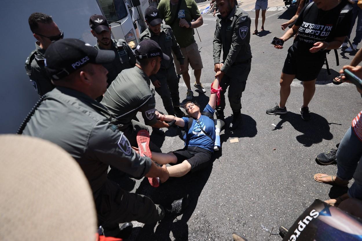 Parlamentul din Israel a adoptat legea controversată care limitează puterea Curţii Supreme. Proteste la Ierusalim