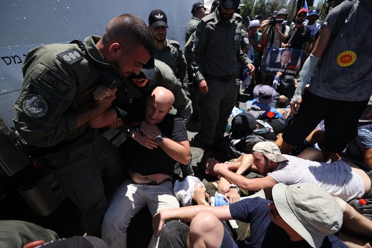 Parlamentul din Israel a adoptat legea controversată care limitează puterea Curţii Supreme. Proteste la Ierusalim