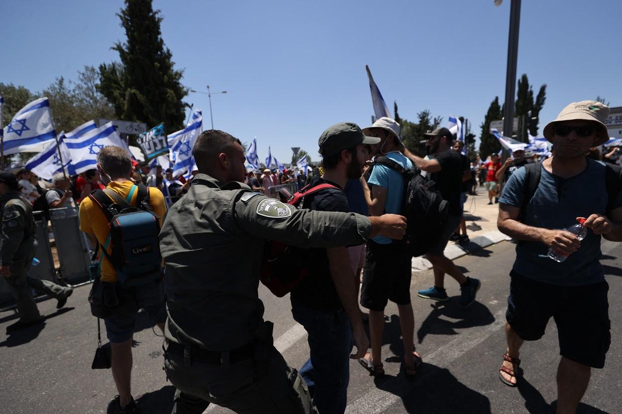 Parlamentul din Israel a adoptat legea controversată care limitează puterea Curţii Supreme. Proteste la Ierusalim