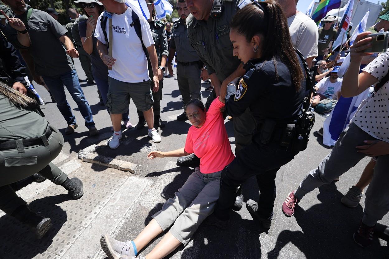 Parlamentul din Israel a adoptat legea controversată care limitează puterea Curţii Supreme. Proteste la Ierusalim