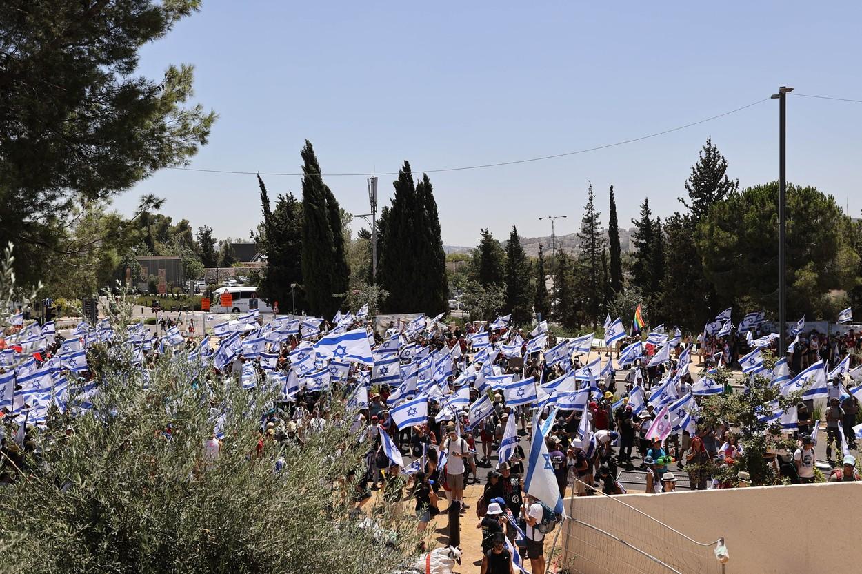 Parlamentul din Israel a adoptat legea controversată care limitează puterea Curţii Supreme. Proteste la Ierusalim