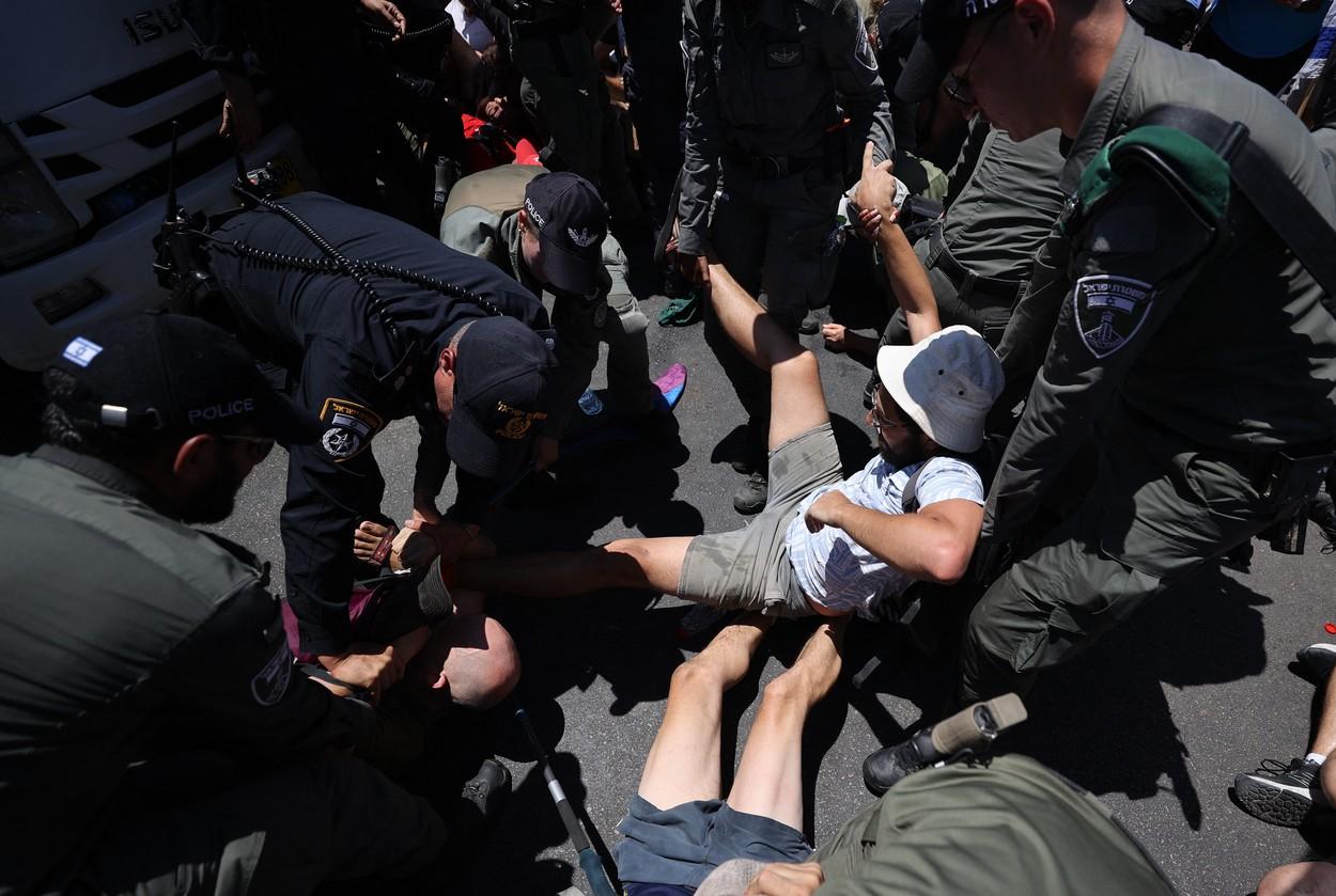 Parlamentul din Israel a adoptat legea controversată care limitează puterea Curţii Supreme. Proteste la Ierusalim