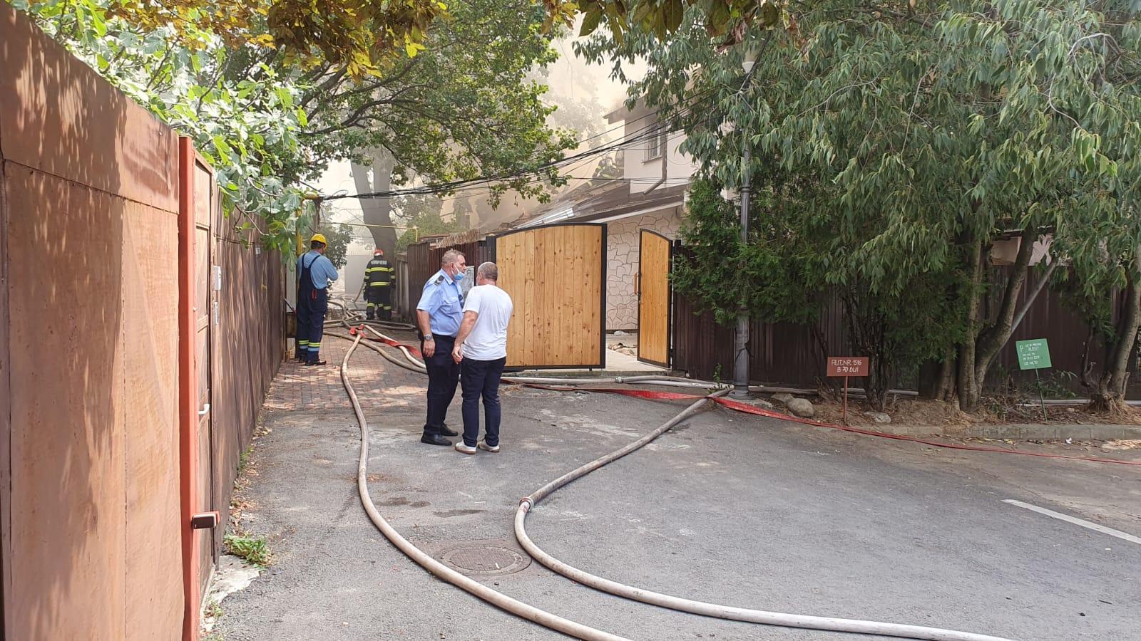 Incendiu în zona Piaţa Muncii din Capitală: 2 persoane au avut nevoie de îngrijiri medicale. Flăcările au cuprins trei case