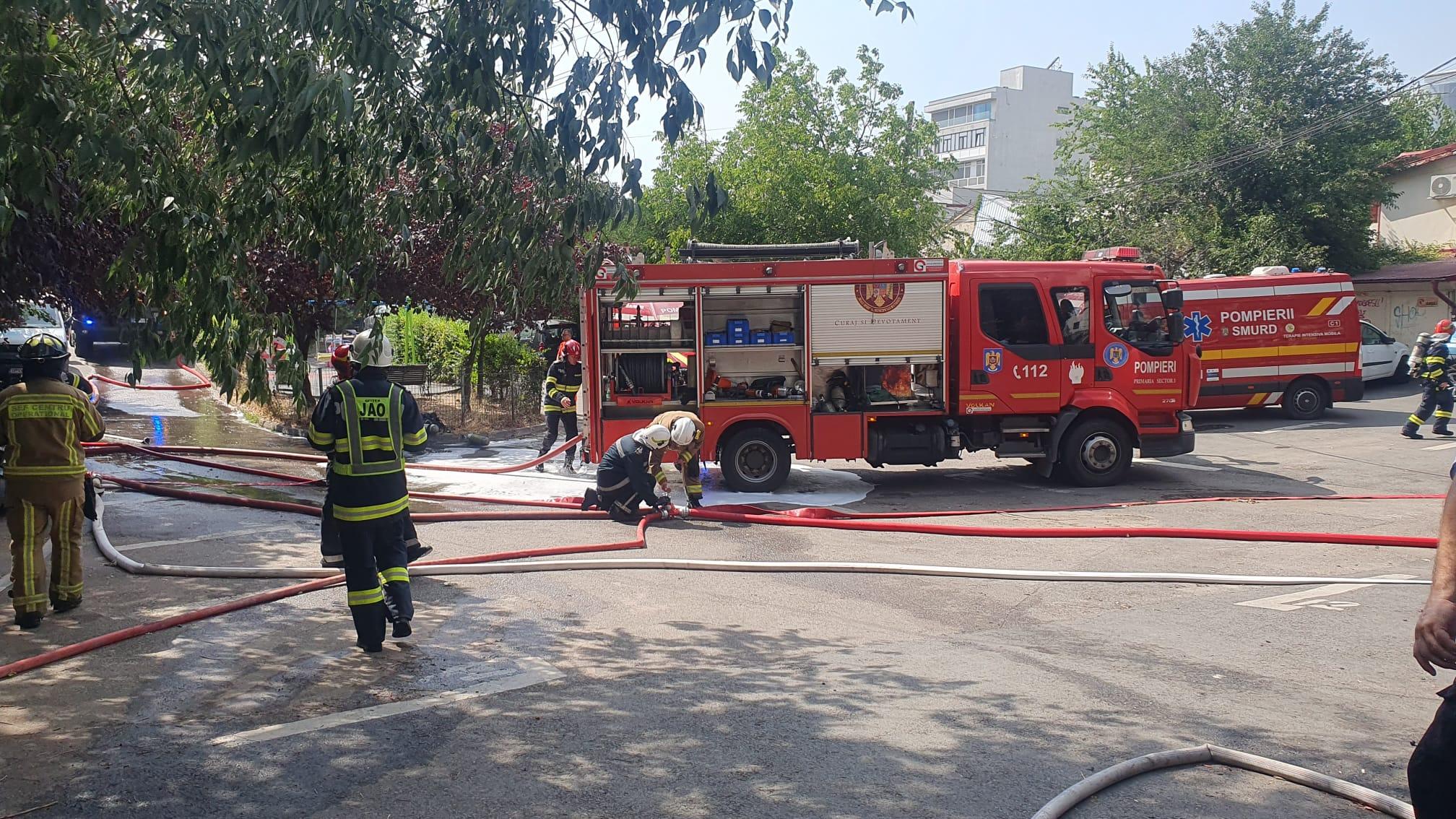 Incendiu în zona Piaţa Muncii din Capitală: 2 persoane au avut nevoie de îngrijiri medicale. Flăcările au cuprins trei case