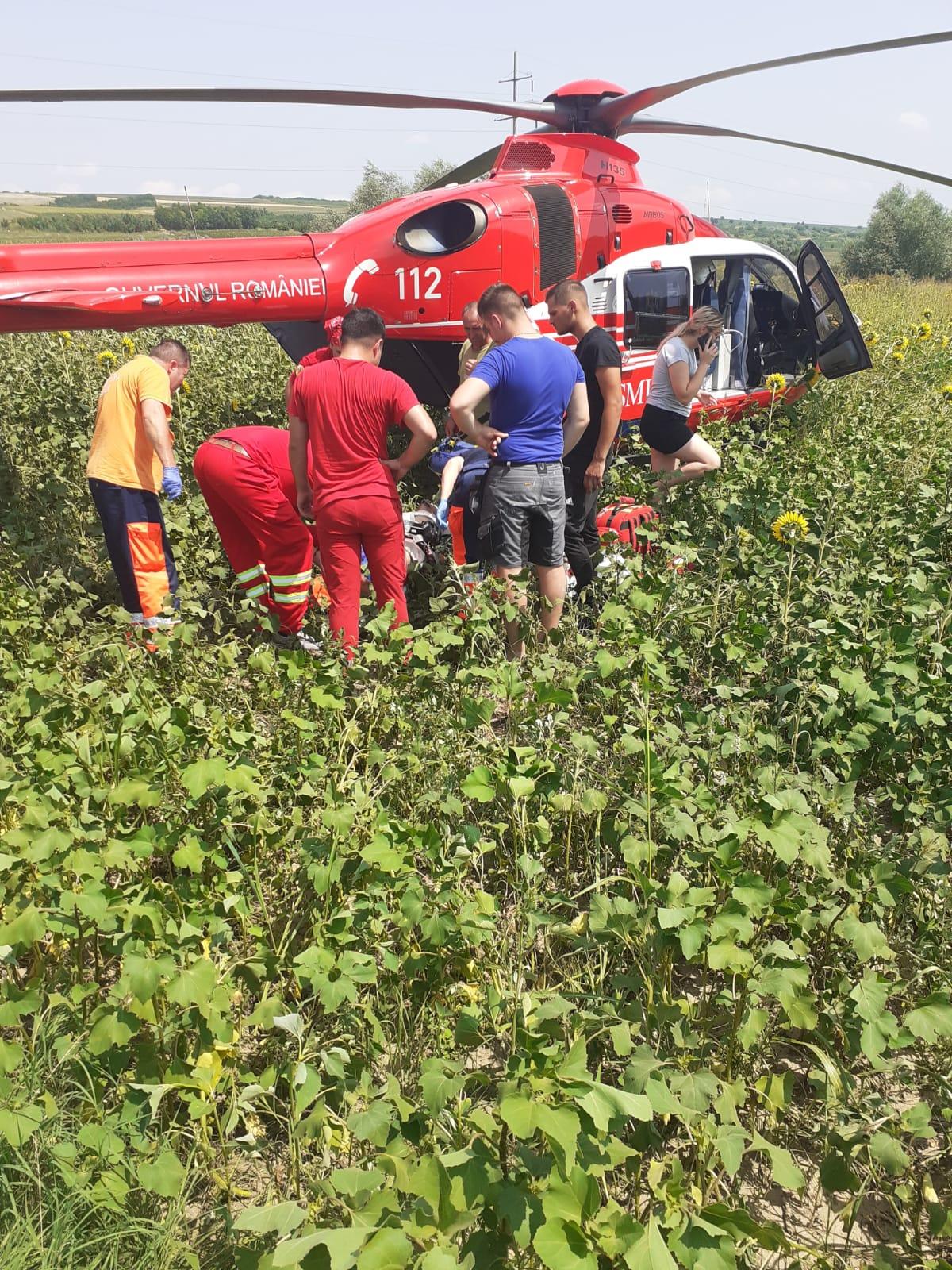 Un tânăr de 21 de ani a căzut cu maşina într-o râpă, după ce a pierdut controlul volanului pe un drum din Iaşi