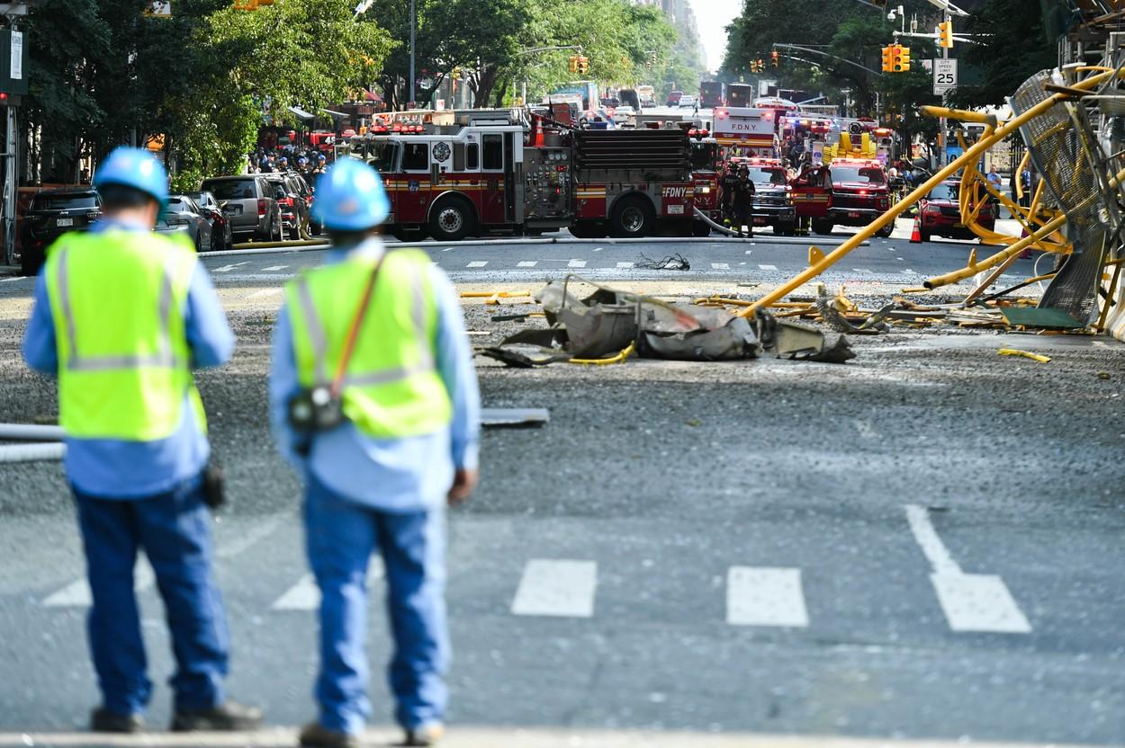 Macara prăbuşită pe un bulevard din New York: 6 persoane, rănite. Momentul în care utilajul se rupe şi o bucată cade la pământ