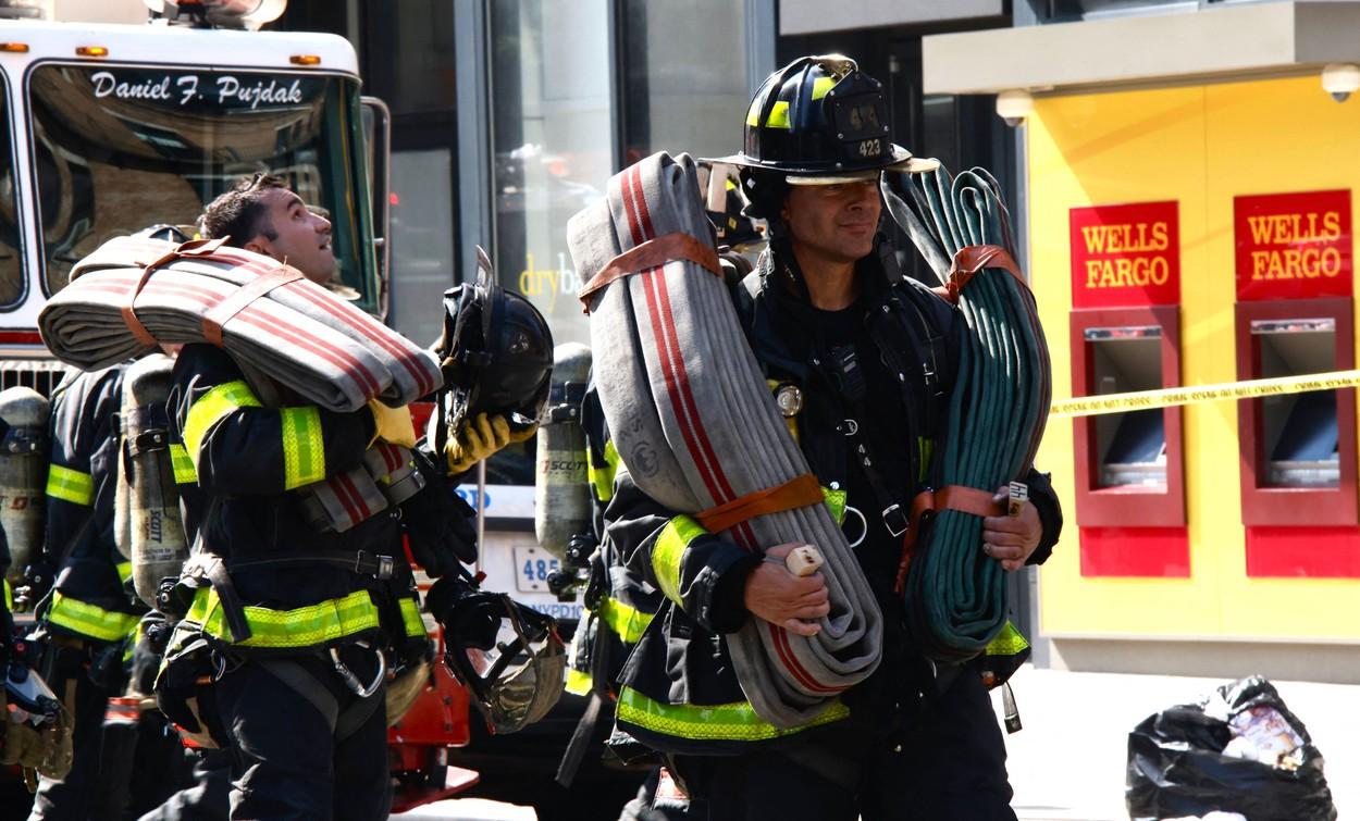 Macara prăbuşită pe un bulevard din New York: 6 persoane, rănite. Momentul în care utilajul se rupe şi o bucată cade la pământ