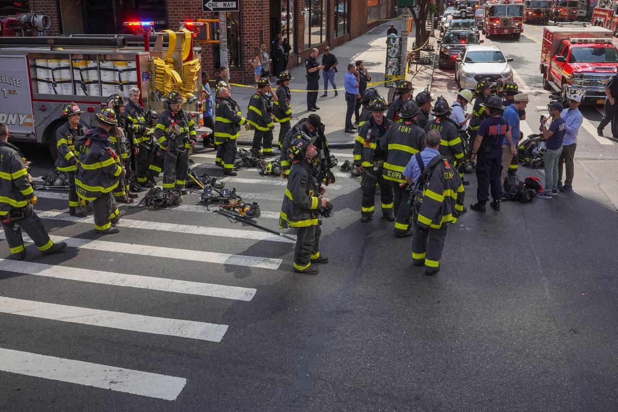 Macara prăbuşită pe un bulevard din New York: 6 persoane, rănite. Momentul în care utilajul se rupe şi o bucată cade la pământ