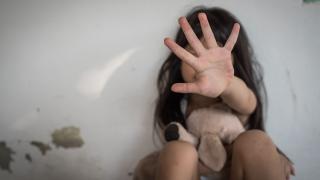 Pedofil din Alba, arestat după ce ar fi violat mai multe minore. Cea mai mică victimă ar avea 6 ani. Unul dintre abuzuri, comise alături de soţia sa