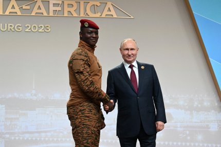 Rusia a semnat contracte pentru vânzarea de armament cu 40 de ţări africane. Unele ţări au renunţat la cooperarea cu Franţa pentru armele lui Putin