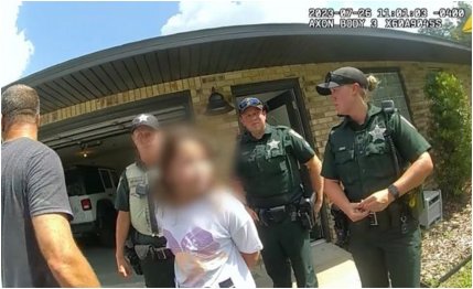 Lecția oferită de poliția din Florida unei fetițe de 11 ani. A făcut o farsă văzută pe YouTube, după ce „s-a gândit că ar fi amuzant”