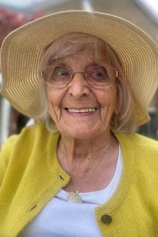 O bătrânică a rămas fără picioare, după ce bastonul i s-a prins în ușile autobuzului și a fost târâtă mai multe stații