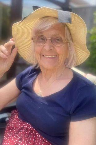 O bătrânică a rămas fără picioare, după ce bastonul i s-a prins în ușile autobuzului și a fost târâtă mai multe stații