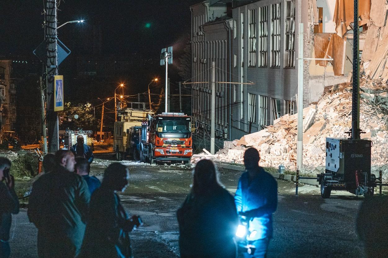 O rachetă rusească a făcut prăpăd în Dnipro. Sediul local al serviciului de informaţii, distrus parţial. Cel puţin 9 persoane au fost rănite