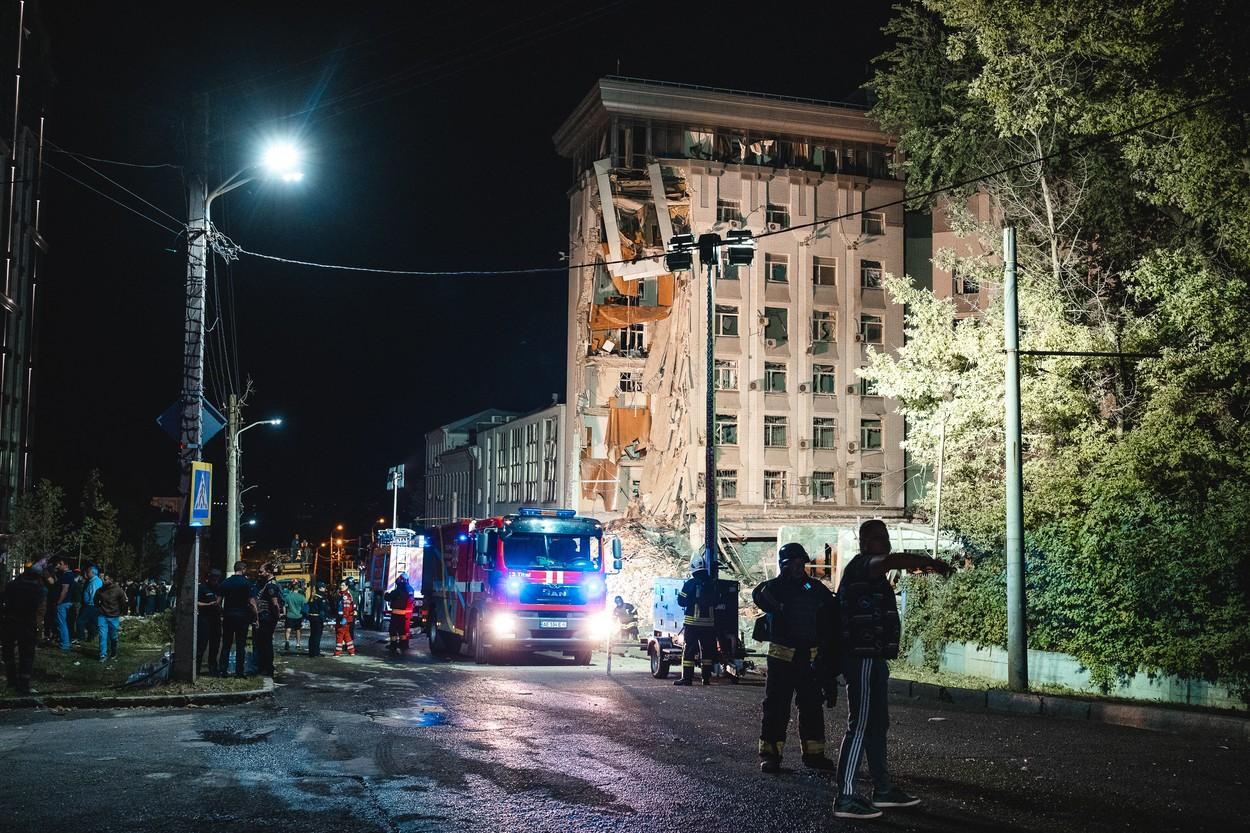O rachetă rusească a făcut prăpăd în Dnipro. Sediul local al serviciului de informaţii, distrus parţial. Cel puţin 9 persoane au fost rănite