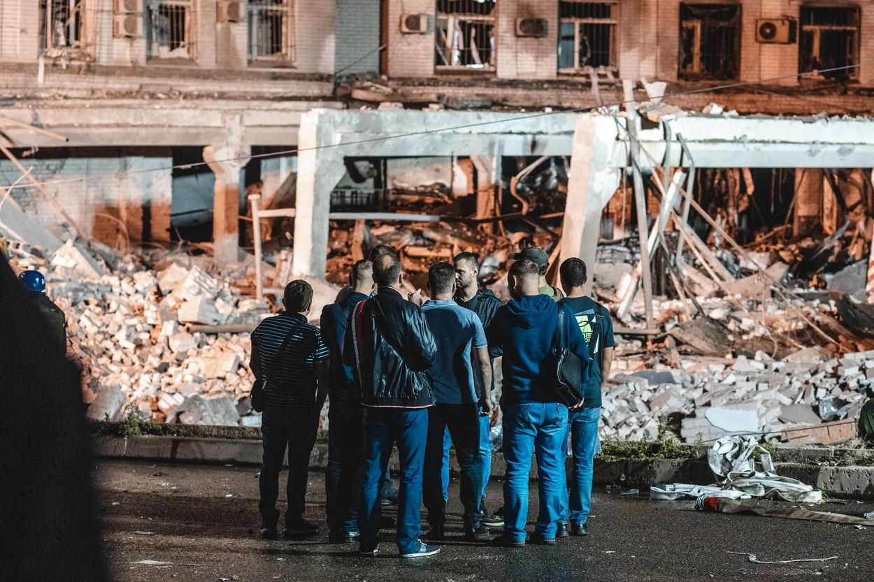 O rachetă rusească a făcut prăpăd în Dnipro. Sediul local al serviciului de informaţii, distrus parţial. Cel puţin 9 persoane au fost rănite