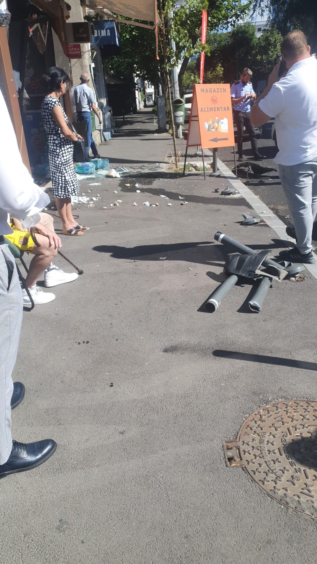 Un şofer a încurcat vitezele şi a intrat cu spatele într-un magazin de pe Calea Floreasca. Vânzătoarea, rănită uşor