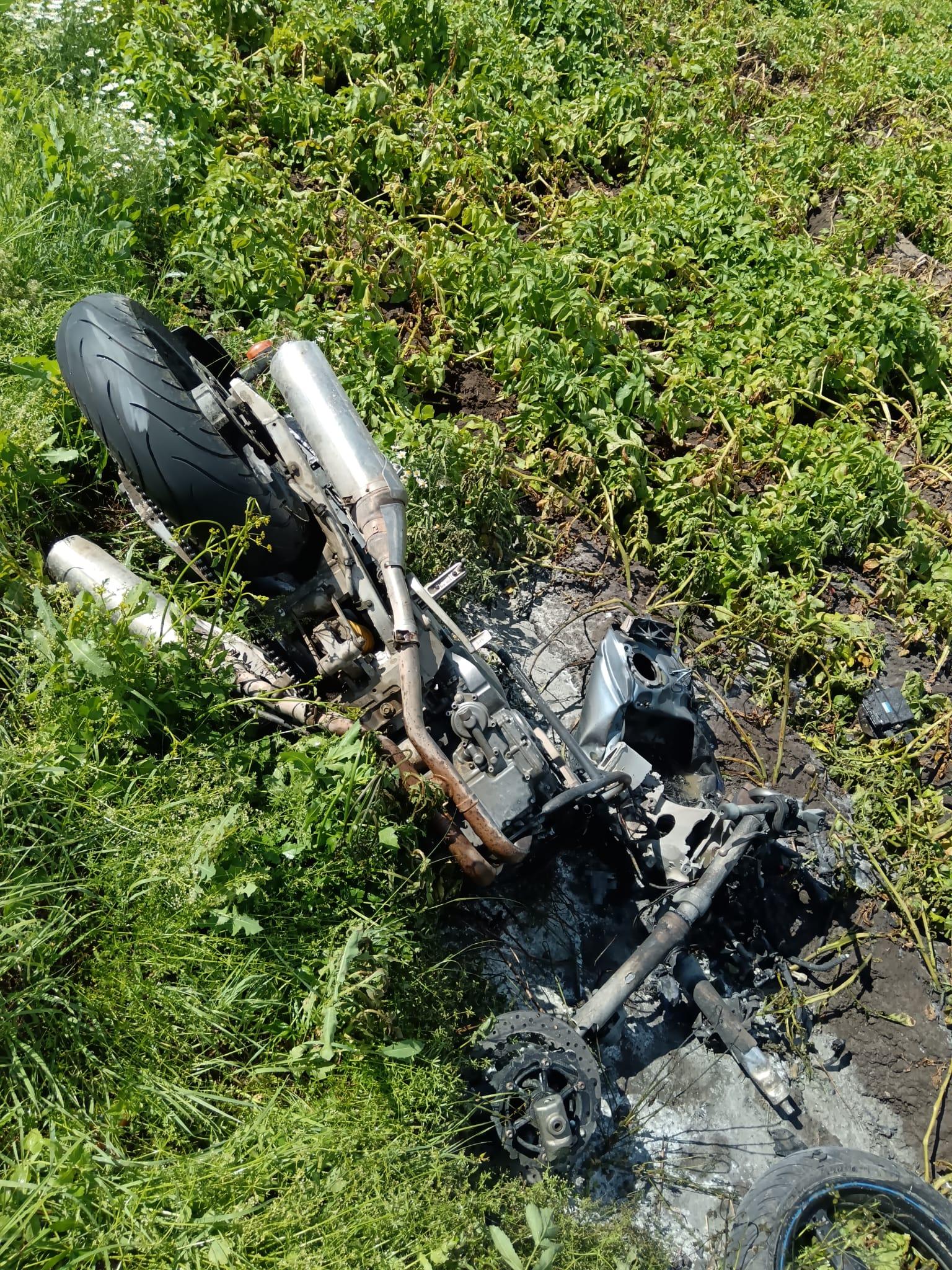 Impact fatal, pe o șosea din Harghita. Motociclist mort pe loc, după un accident violent. Motorul a ars ca o torță