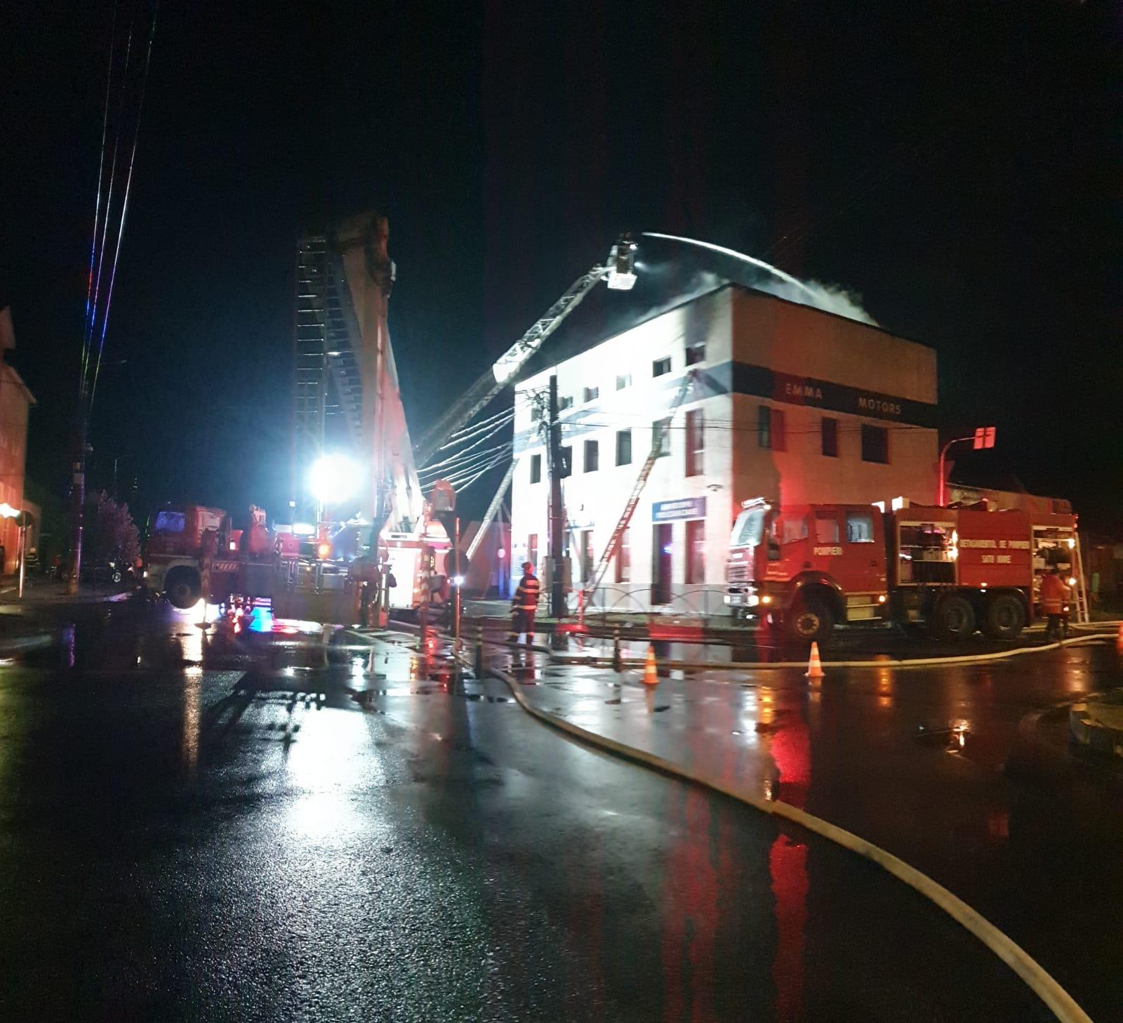 Sediul unui service auto din Satu Mare, mistuit de flăcări. Incendiul s-a răspândit pe o suprafaţă de 1000 de metri pătraţi