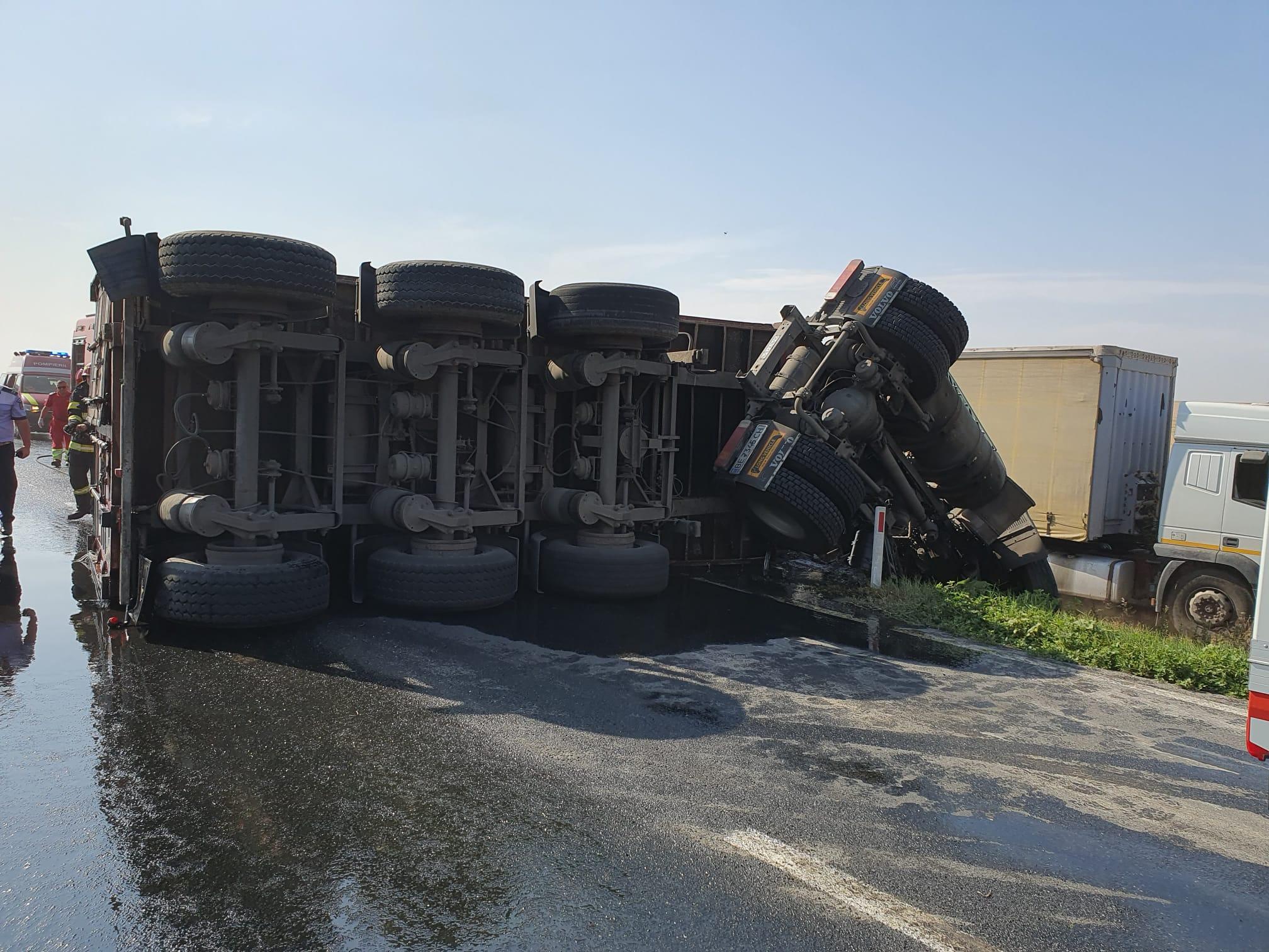 Camion încărcat cu ulei, răsturnat pe DN 2A în Constanţa. Şoferul a refuzat transportul la spital. Circulaţia, alternativă pe un fir