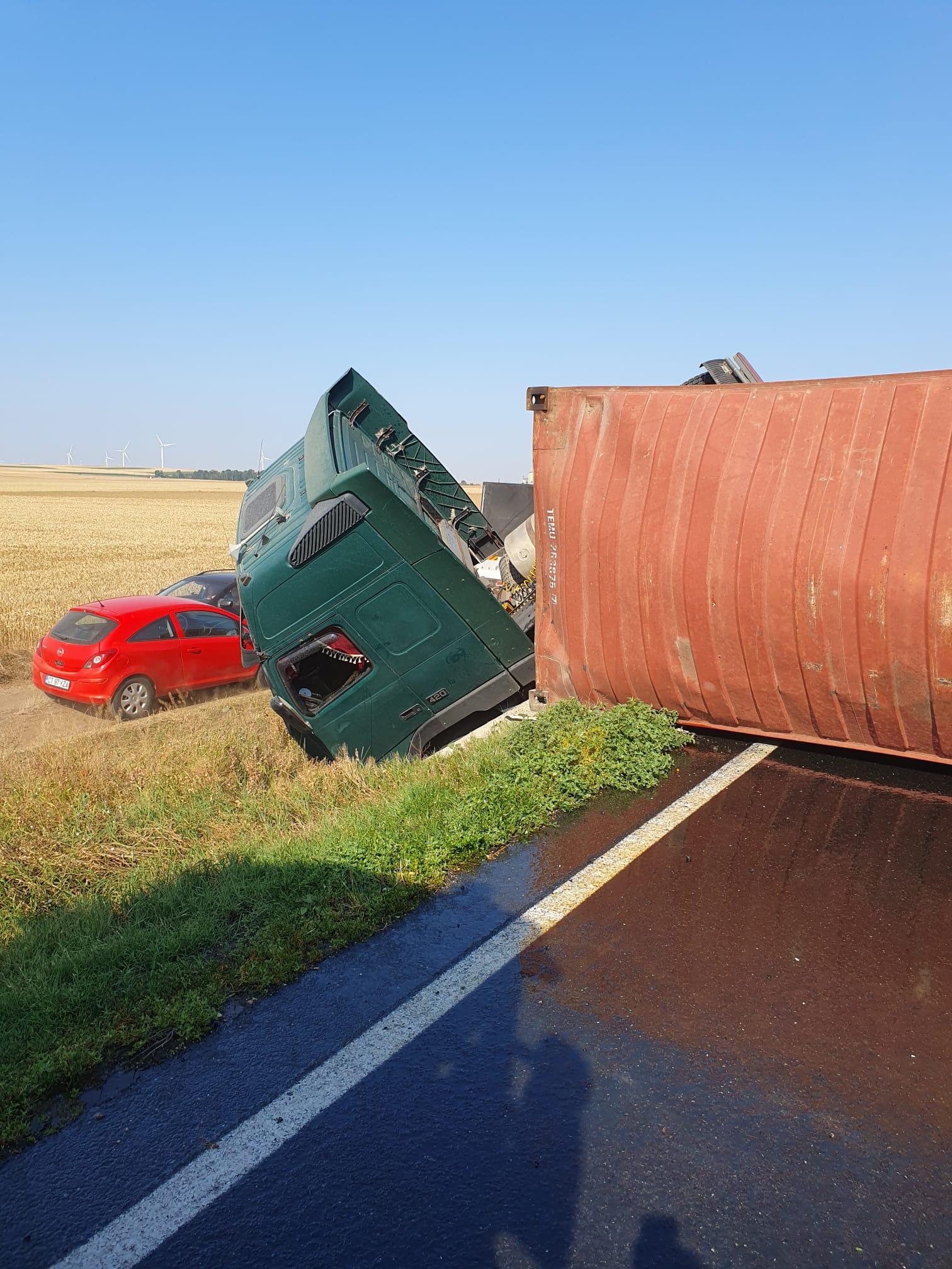 Camion încărcat cu ulei, răsturnat pe DN 2A în Constanţa. Şoferul a refuzat transportul la spital. Circulaţia, alternativă pe un fir