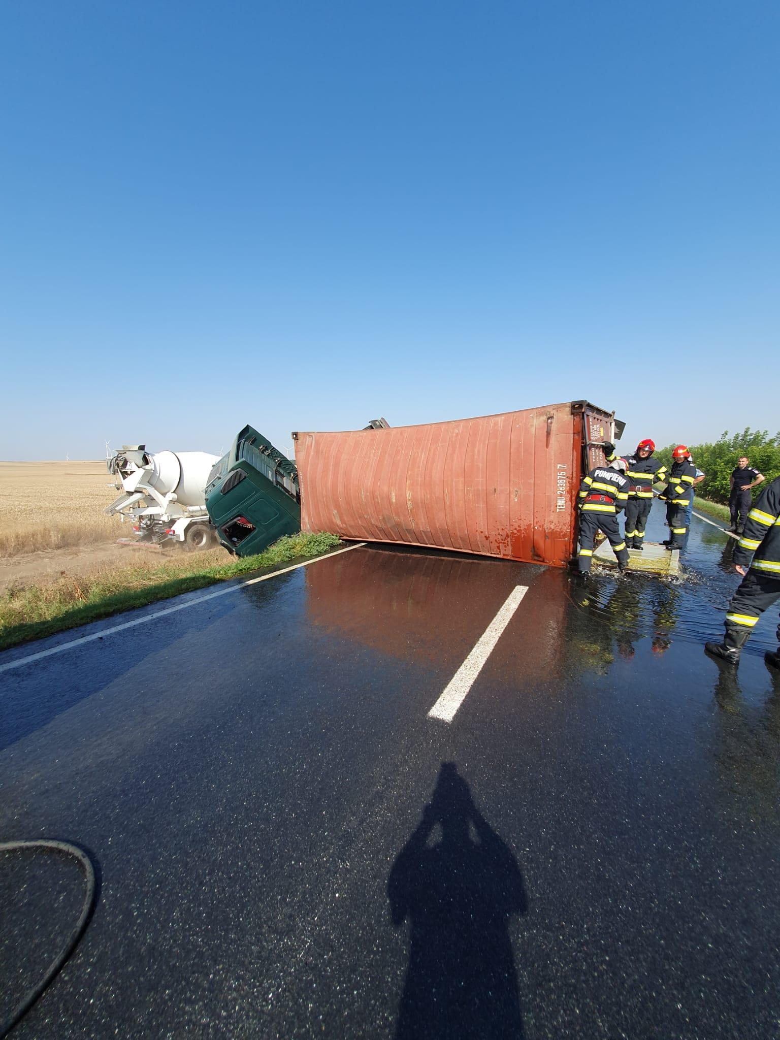 Camion încărcat cu ulei, răsturnat pe DN 2A în Constanţa. Şoferul a refuzat transportul la spital. Circulaţia, alternativă pe un fir