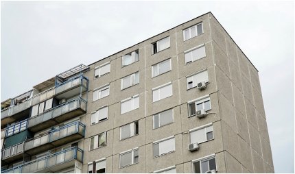 Copilaș de un an, mort în condiții suspecte într-un bloc din Brașov. Ar fi avut loc un scandal în apartament, chiar înainte de apelul la 112