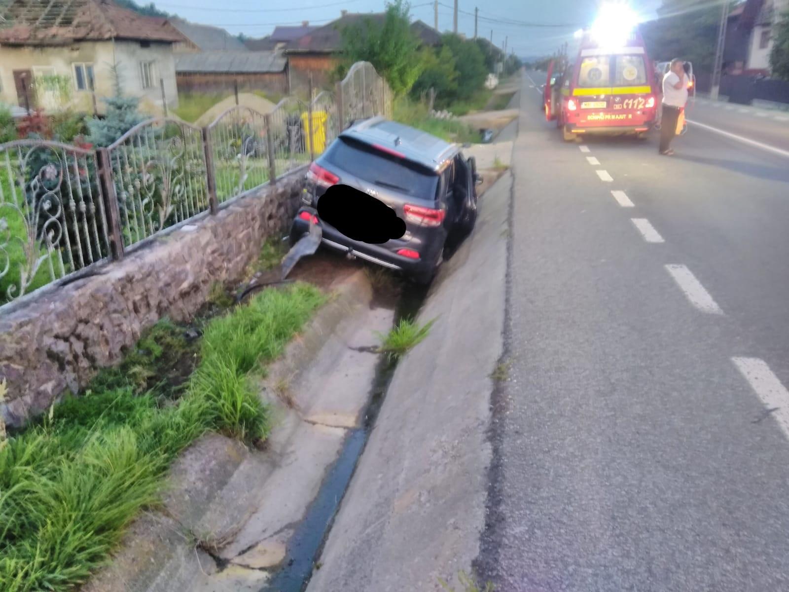 Un şofer a ajuns cu maşina în şanţ, pe un drum din Bistrița-Năsăud. Cinci persoane, între care doi copii, au fost rănite