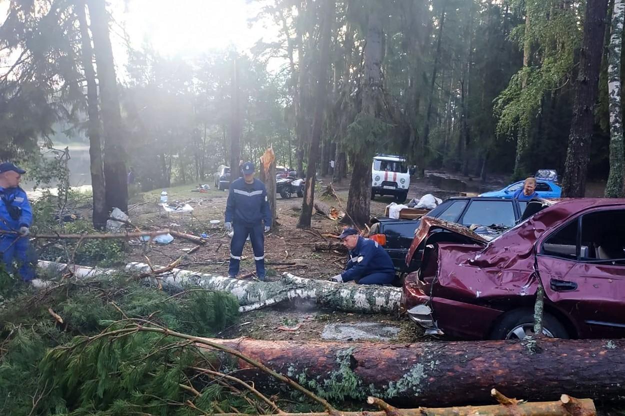 Opt morţi şi zeci de răniţi, după un uragan care a făcut dezastru într-un oraş din vestul Rusiei. Oamenii campau pe malul unui lac