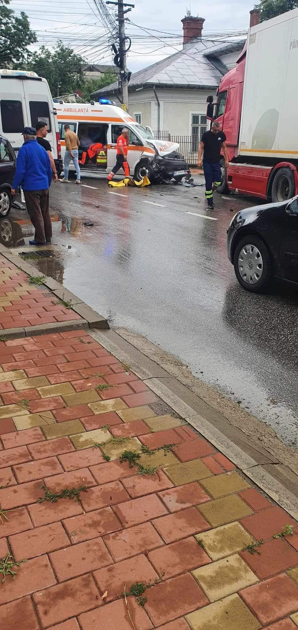 Accident grav între o ambulanţă aflată în misiune, o maşină şi un TIR, în Târgu-Neamţ. Cinci persoane rănite în urma coliziunii