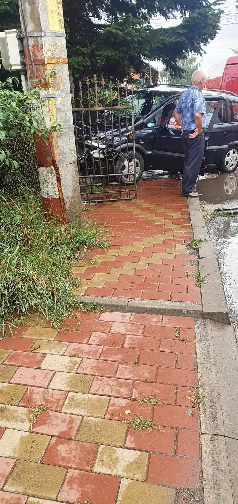 Accident grav între o ambulanţă aflată în misiune, o maşină şi un TIR, în Târgu-Neamţ. Cinci persoane rănite în urma coliziunii