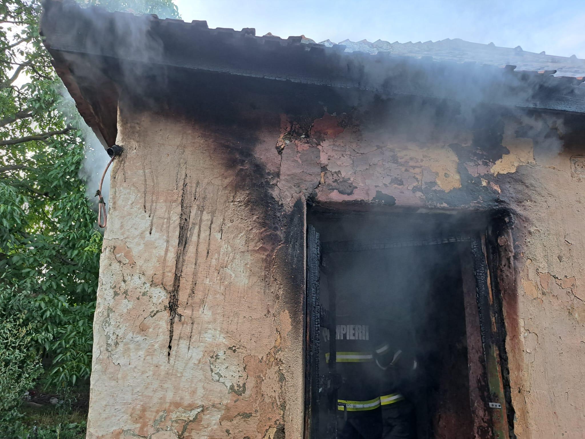 Bărbat de 50 de ani, ars de viu după ce locuința i-a fost cuprinsă de flăcări, în Satu Mare. A lăsat o țigară aprinsă și nesupravhegeată