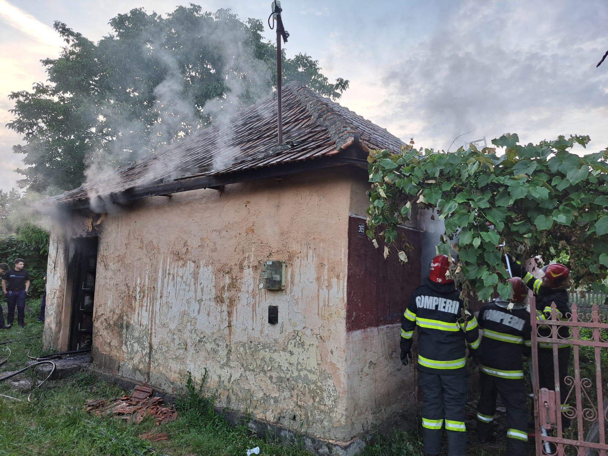 Bărbat de 50 de ani, ars de viu după ce locuința i-a fost cuprinsă de flăcări, în Satu Mare. A lăsat o țigară aprinsă și nesupravhegeată