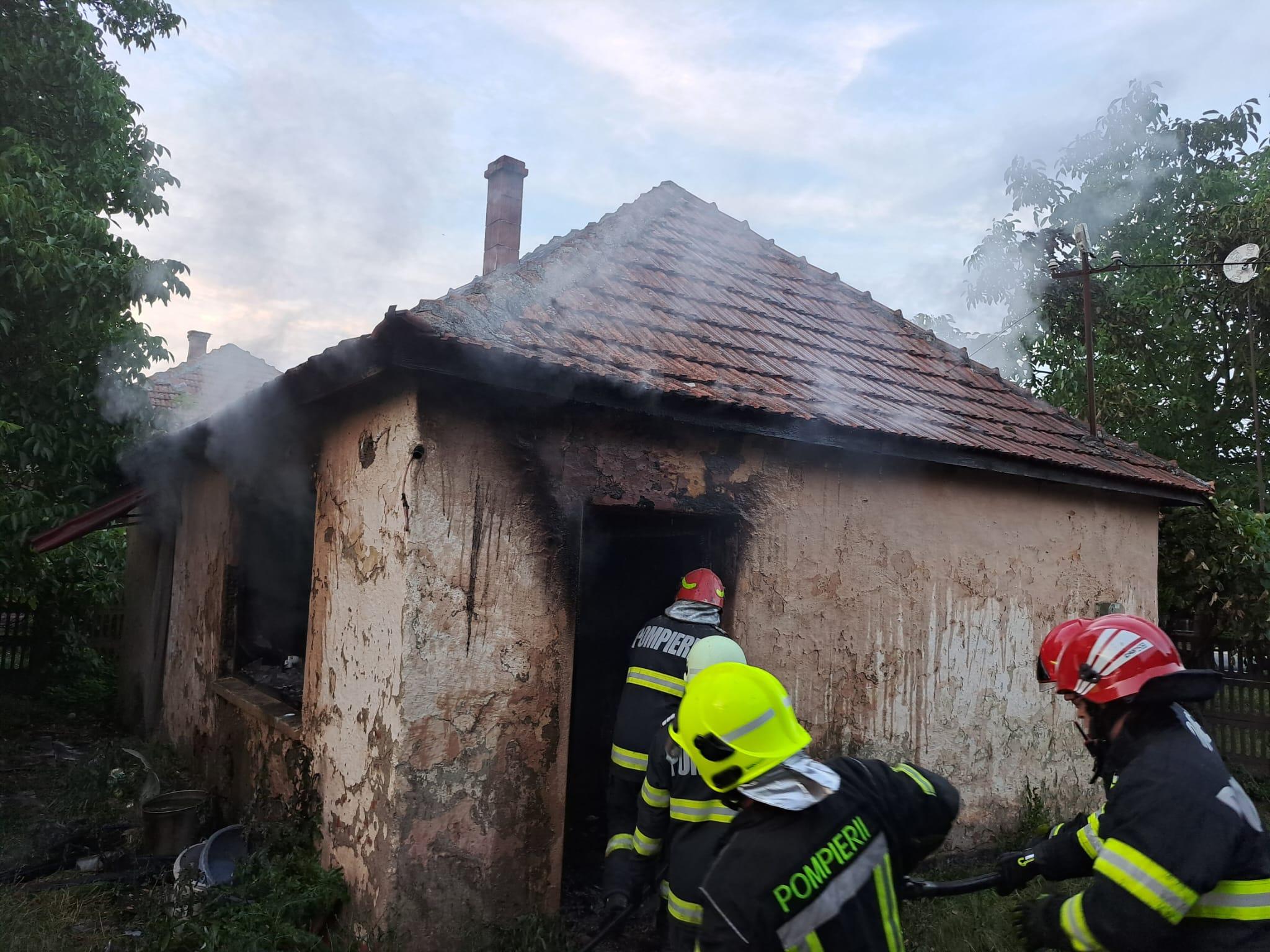 Bărbat de 50 de ani, ars de viu după ce locuința i-a fost cuprinsă de flăcări, în Satu Mare. A lăsat o țigară aprinsă și nesupravhegeată