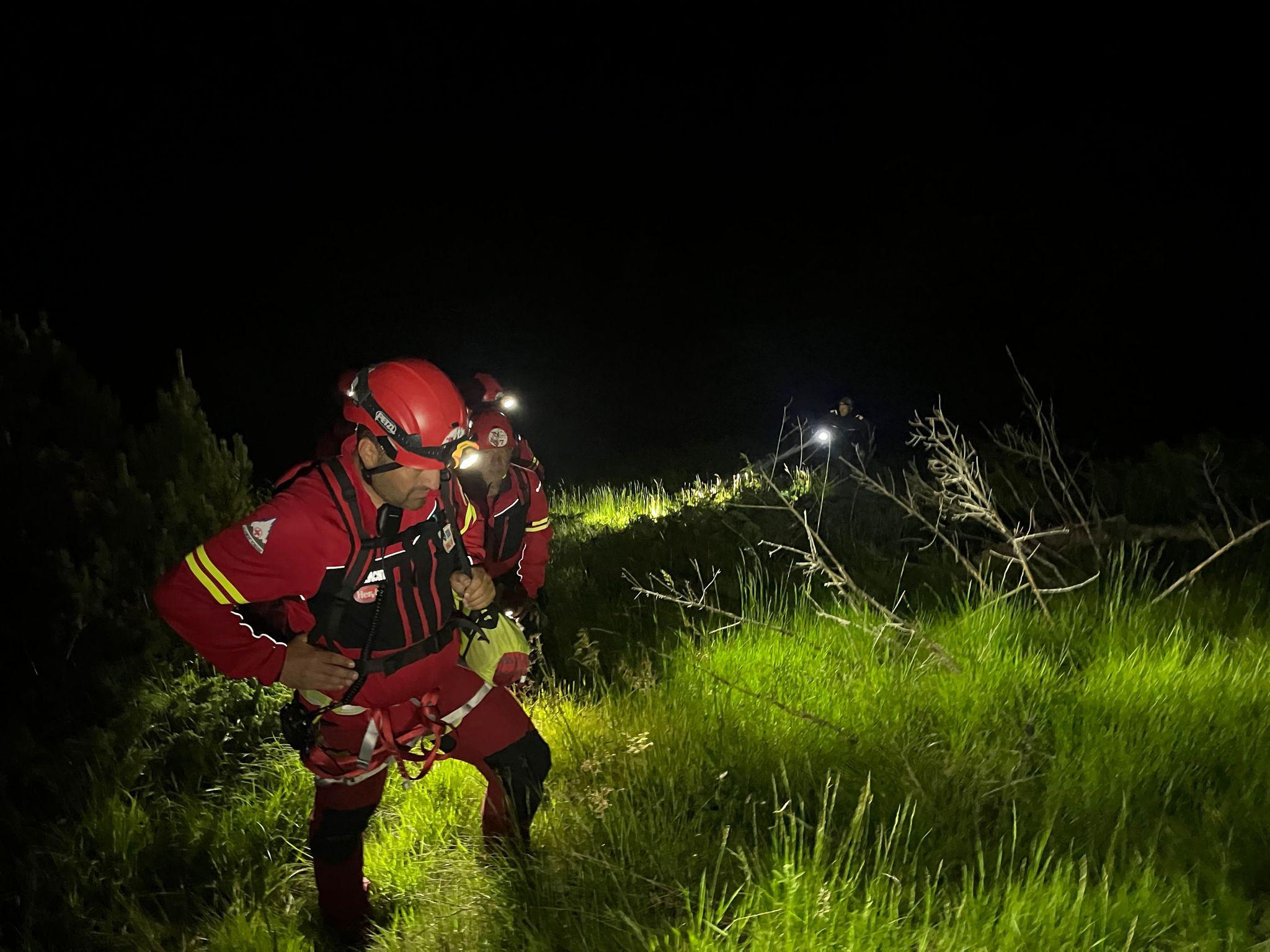 9 turişti străini s-au rătăcit în zona sălbatică din Munţii Rodnei. Au fost salvați de salvamontişti, după 15 ore de căutări