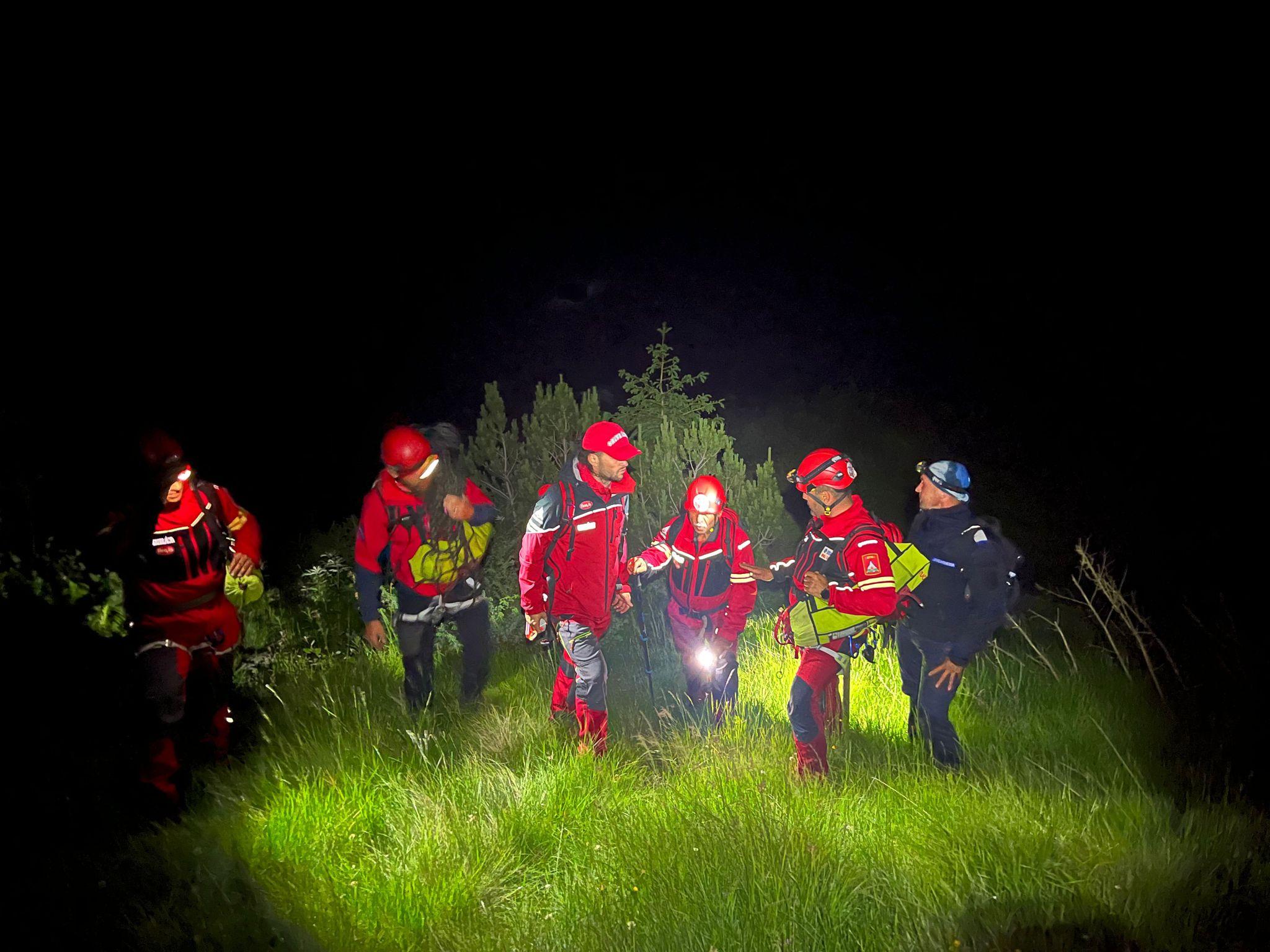 9 turişti străini s-au rătăcit în zona sălbatică din Munţii Rodnei. Au fost salvați de salvamontişti, după 15 ore de căutări