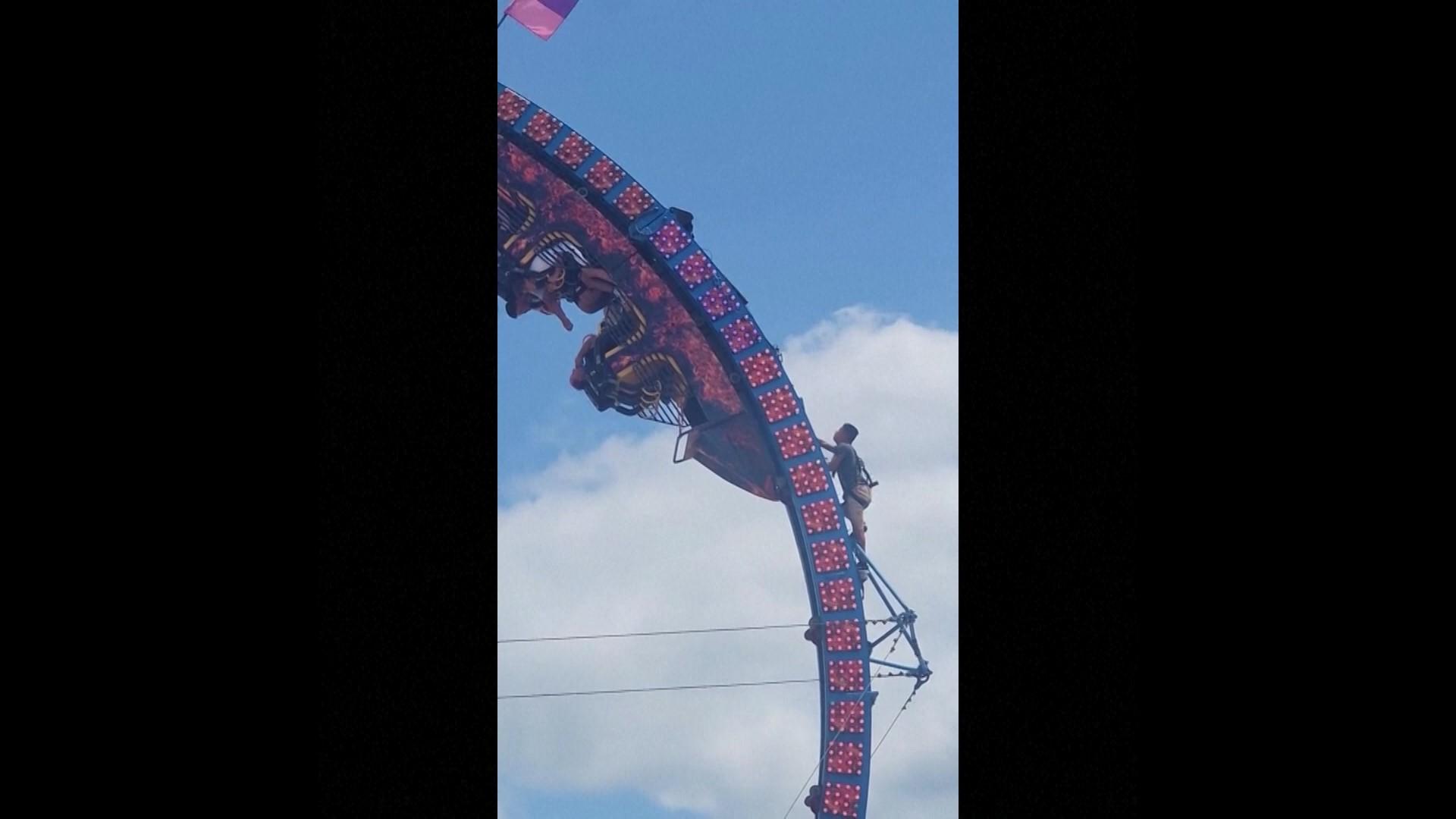 Opt oameni atârnaţi cu capul în jos într-un carusel, timp de 3 ore în SUA