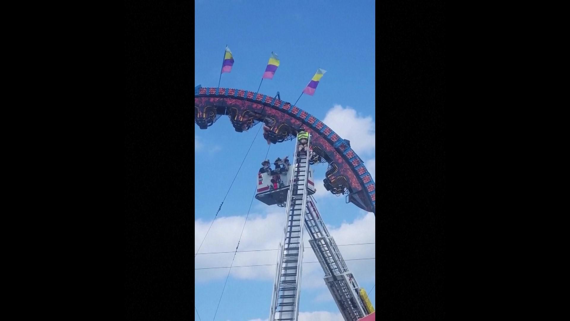 Opt oameni atârnaţi cu capul în jos într-un carusel, timp de 3 ore în SUA