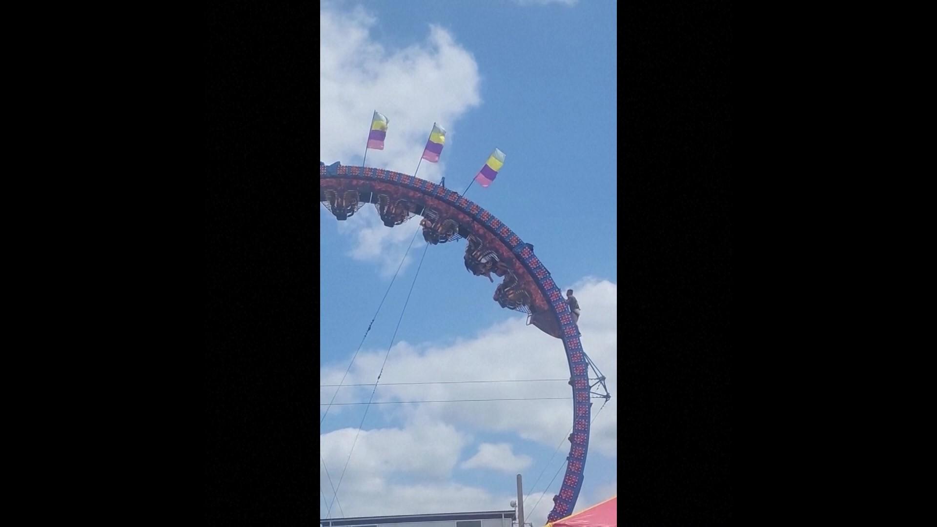 Opt oameni atârnaţi cu capul în jos într-un carusel, timp de 3 ore în SUA