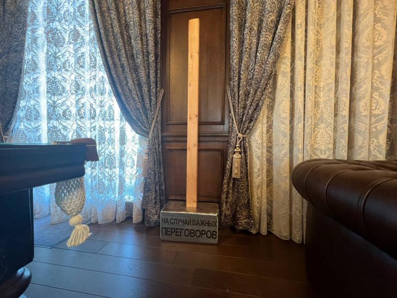 Dulap plin de peruci, teancuri de dolari, lingouri de aur, arme şi faimosul baros. Ce au găsit ruşii în vila lui Prigojin