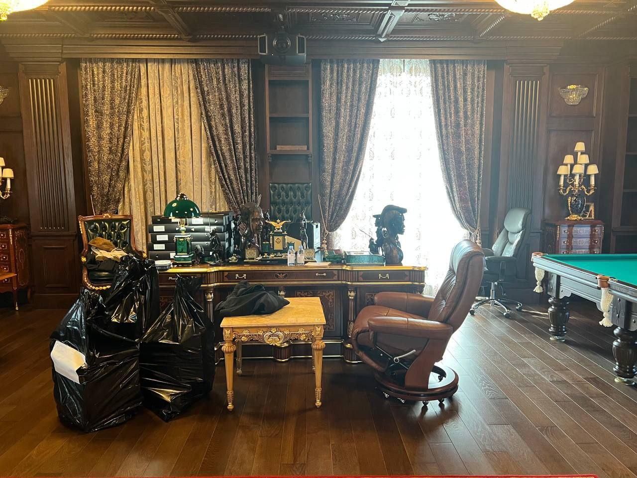 Dulap plin de peruci, teancuri de dolari, lingouri de aur, arme şi faimosul baros. Ce au găsit ruşii în vila lui Prigojin