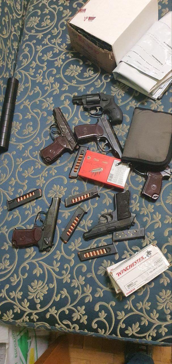 Dulap plin de peruci, teancuri de dolari, lingouri de aur, arme şi faimosul baros. Ce au găsit ruşii în vila lui Prigojin