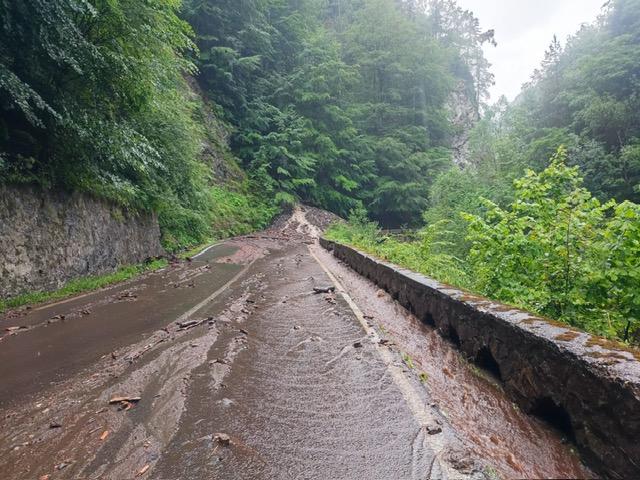 Trafic blocat pe Transfăgărăşan. Cozi cu peste 100 de mașini pe ambele sensuri. O turistă, rănită uşor