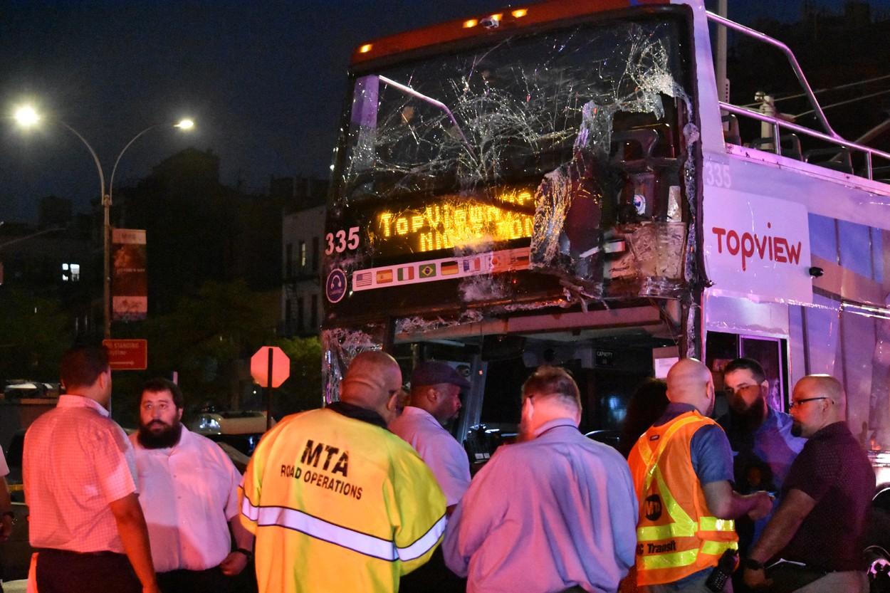 Peste 80 de oameni au fost răniţi, după ce doua autobuze s-au ciocnit puternic în New York. 18 persoane, transportate la spital