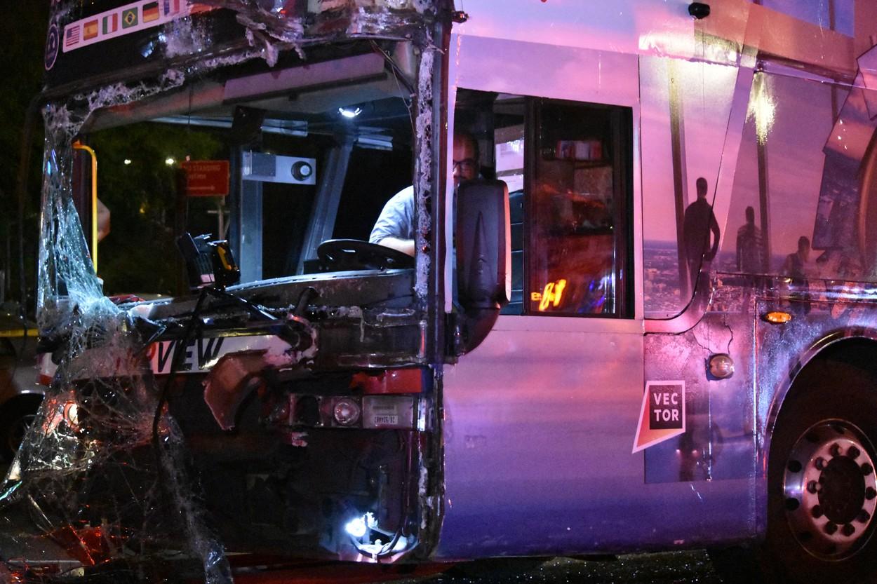 Peste 80 de oameni au fost răniţi, după ce doua autobuze s-au ciocnit puternic în New York. 18 persoane, transportate la spital