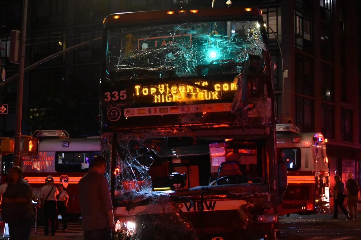 Peste 80 de oameni au fost răniţi, după ce doua autobuze s-au ciocnit puternic în New York. 18 persoane, transportate la spital