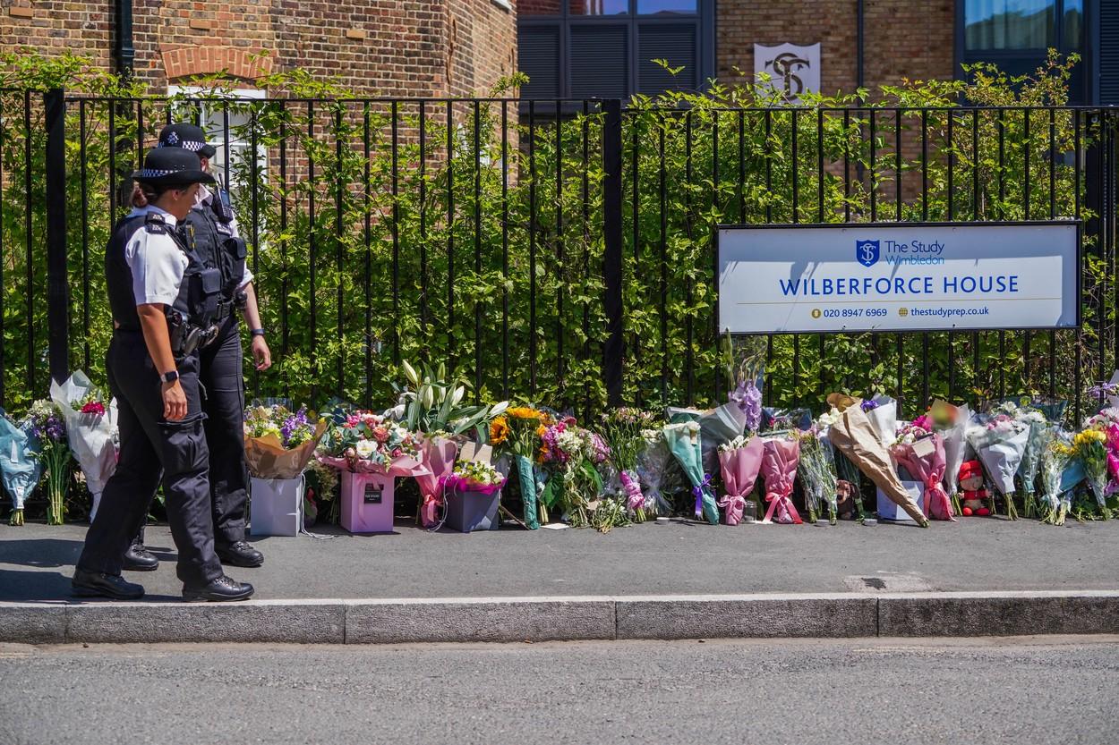 Ploaie de lacrimi pentru Selena, fetiţa ucisă în accidentul de la şcoala din Wimbledon. Sute de flori şi jucării, în locul unde copila şi-a dat ultima suflare