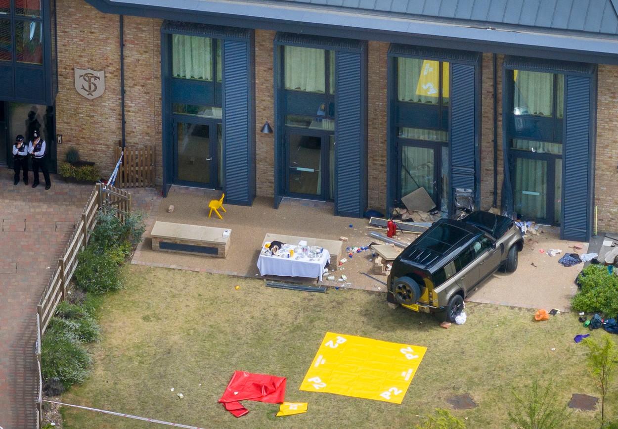 Ploaie de lacrimi pentru Selena, fetiţa ucisă în accidentul de la şcoala din Wimbledon. Sute de flori şi jucării, în locul unde copila şi-a dat ultima suflare